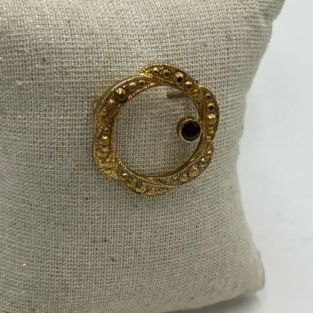 Gold Tone Round Circular Wreath Red Garnet Color Stone Unsigned Brooch‎